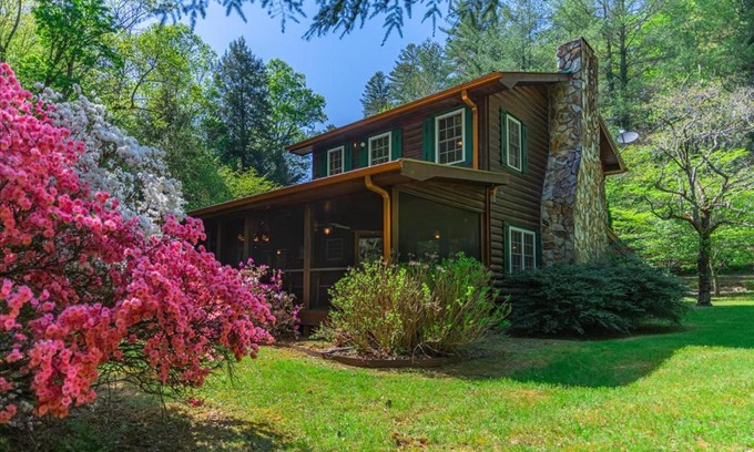 Cherry Log House | Waterside Cowboy cabin on Stanley Creek