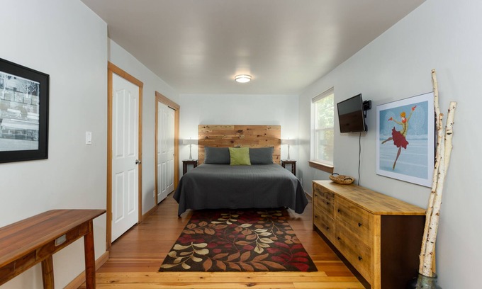 River West House | West Side Gem │Two King Suites │Walk Everywhere │Hot Tub │Large Living Space