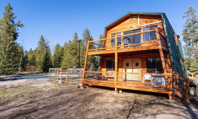 Island Park Cabin | Wolf Hollow - Serene, Cozy Cabin Located 31 miles from YNP with A/C and hot tub