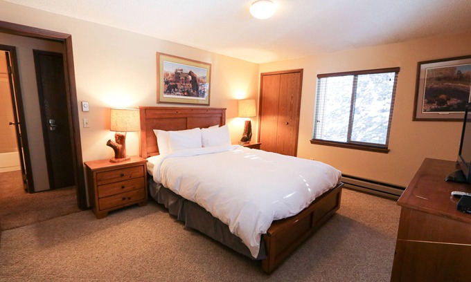 West Yellowstone House | Yellowstone Park entrance 1 Mile away- Trapper 8