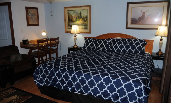 West Yellowstone Apartment | Yellowstone Studio # 4. Just One Mile From Yellowstone's Main Entrance