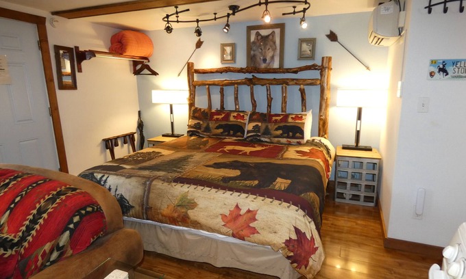 West Yellowstone Apartment | Yellowstone Studio # 5. Just One Mile From Yellowstone's Main Entrance