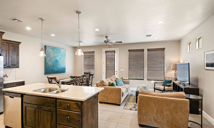 Washington House | Zion's Den, 2 Community Pools + Hot Tub