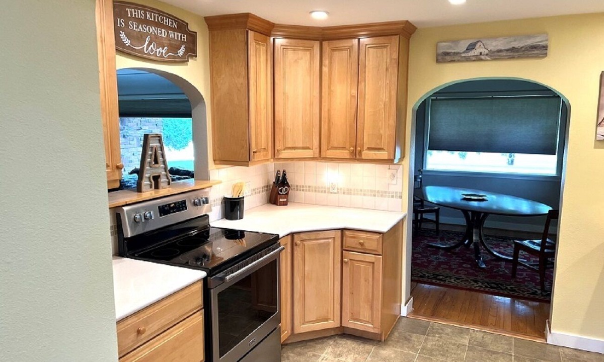 Meridian House | 1950's Brick House. Tons of character. Minutes from downtown Meridian.