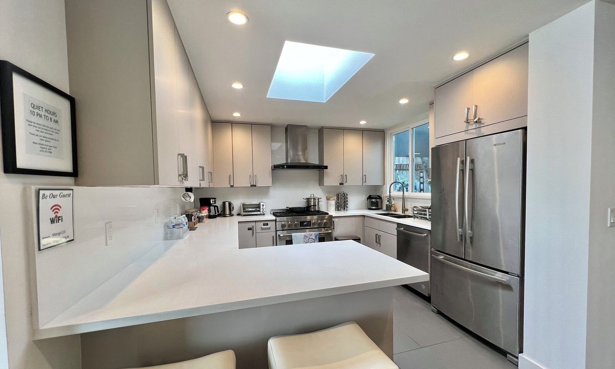 Sunset District House | Modern 3 bedroom 2 bath on Private flat on 2nd floor. Heart of the Sunset!