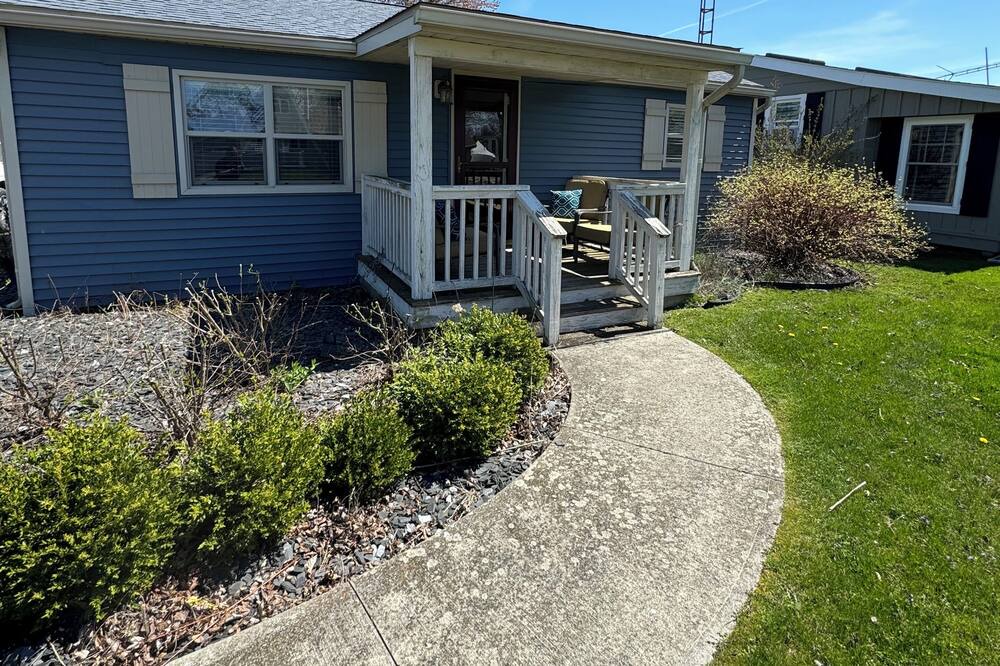 Port Clinton Cottage | Cozy Waterfront Cottage with a double lot— 4 miles to downtown Port Clinton