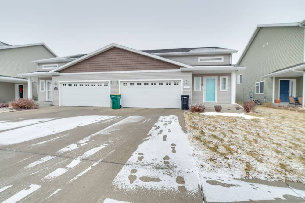 West Fargo House | Pet-Friendly North Dakota Escape w/ Fenced-In Yard
