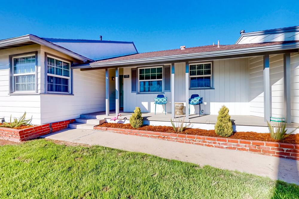 Coastal San Pedro House | Dog-friendly home with a firepit, fireplace, foosball, enclosed backyard, grill