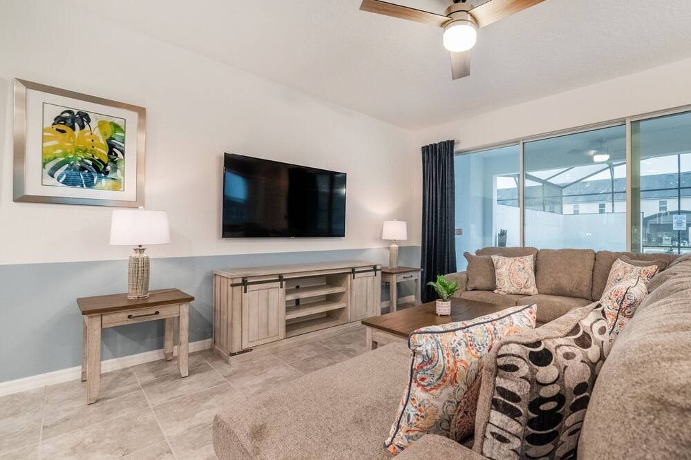 Bay Lake Apartment | 5 Bedroom Townhome 728537 by Houzlet