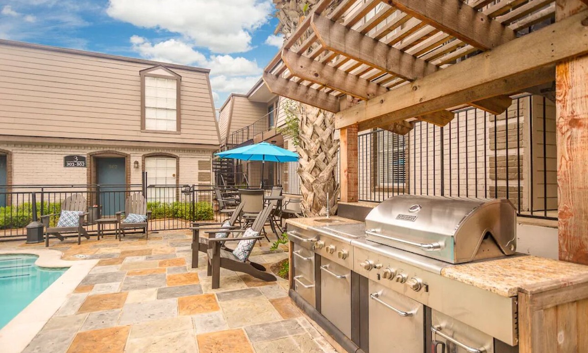 Spring Branch East Apartment | 2-bedroom Apartment Uptown with WiFi, Fitness Room, Pool, AC, Crib, WFH friendly