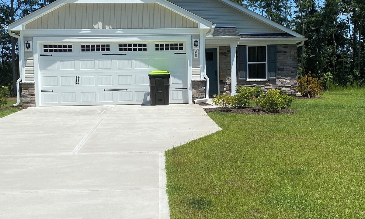 Tabor City House | Charming 2-bedroom house in Tabor City with WiFi andAC. Covered Back Porch.