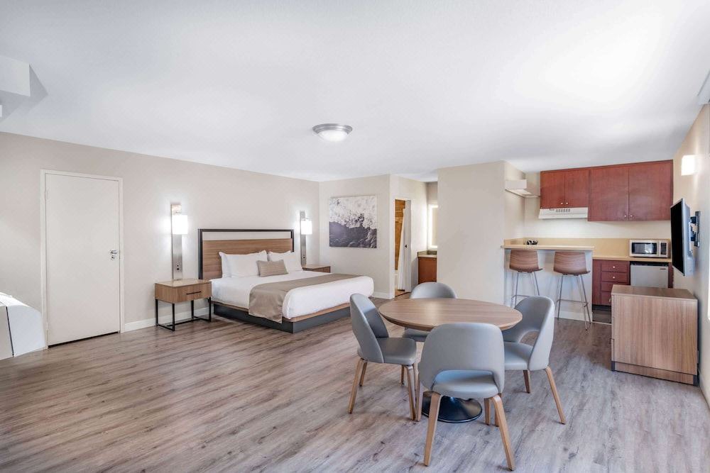 Photo of Livingroom in Midway-Pacific Highway