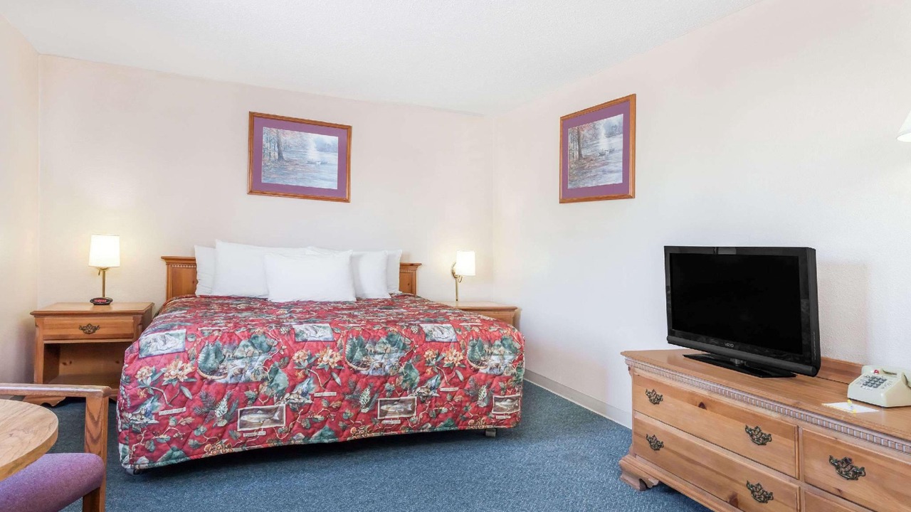 Photo of Bedroom in Burns