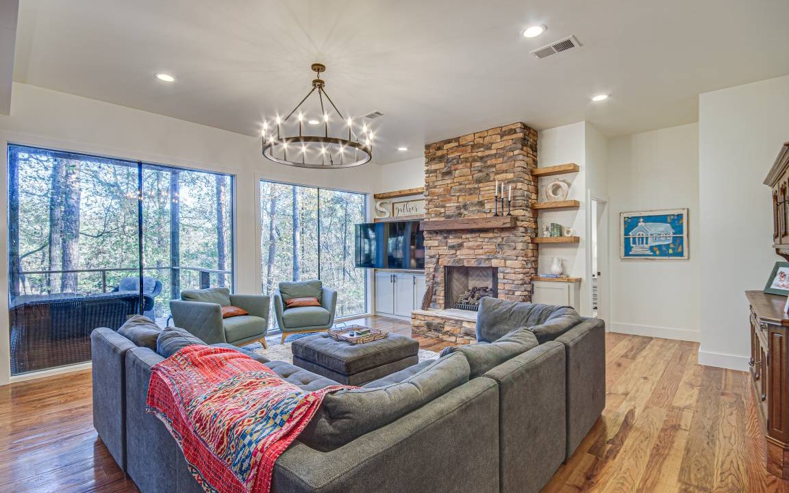 Photo of Livingroom in Tougaloo