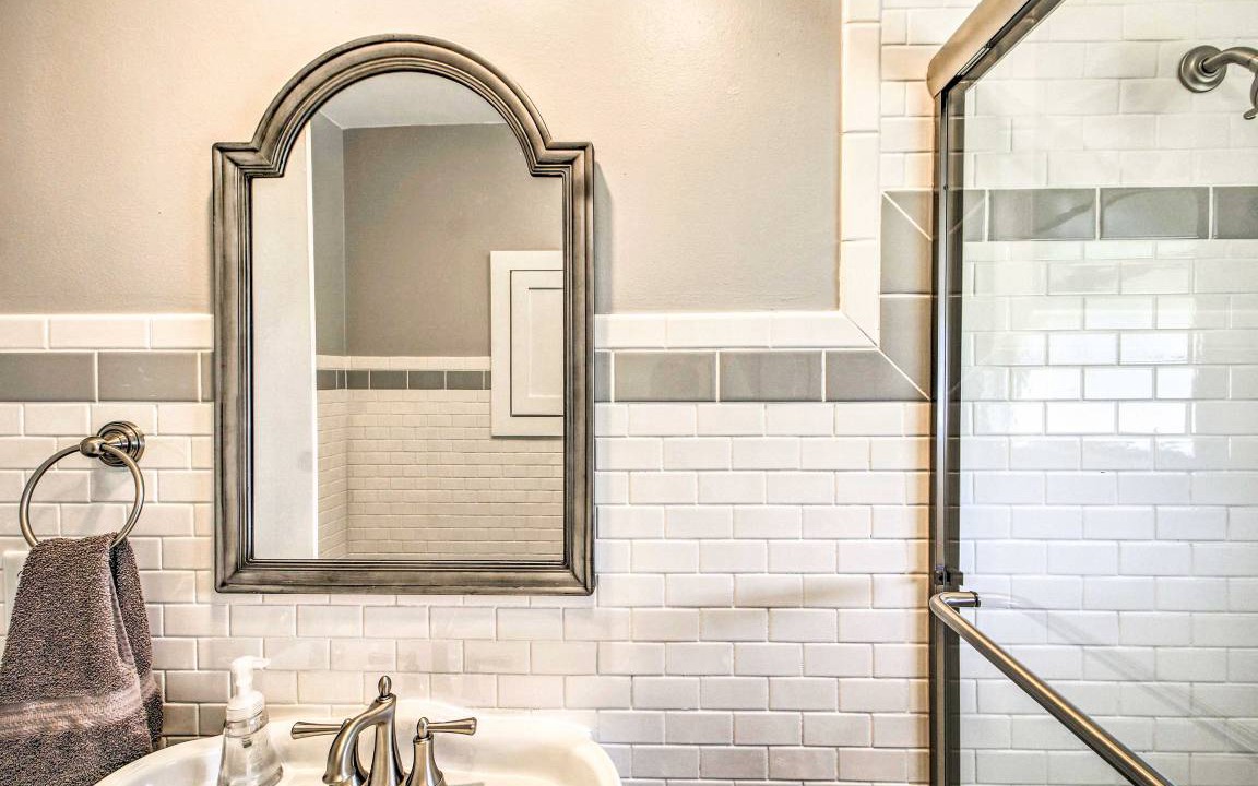 Photo of Bathroom in Lakeview