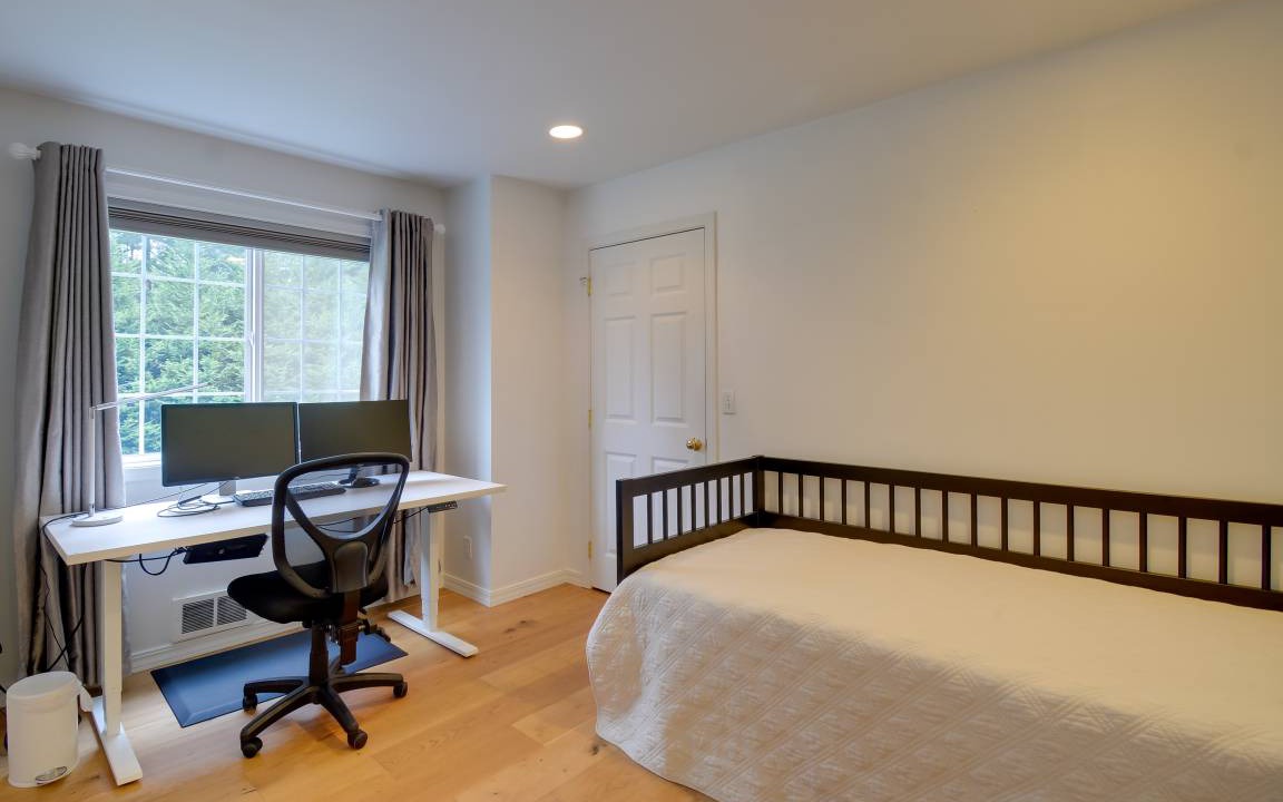 Photo of Bedroom in Rollingbay