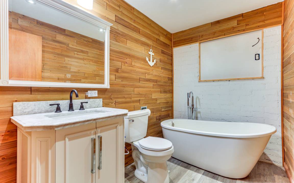 Photo of Bathroom in Lakeview