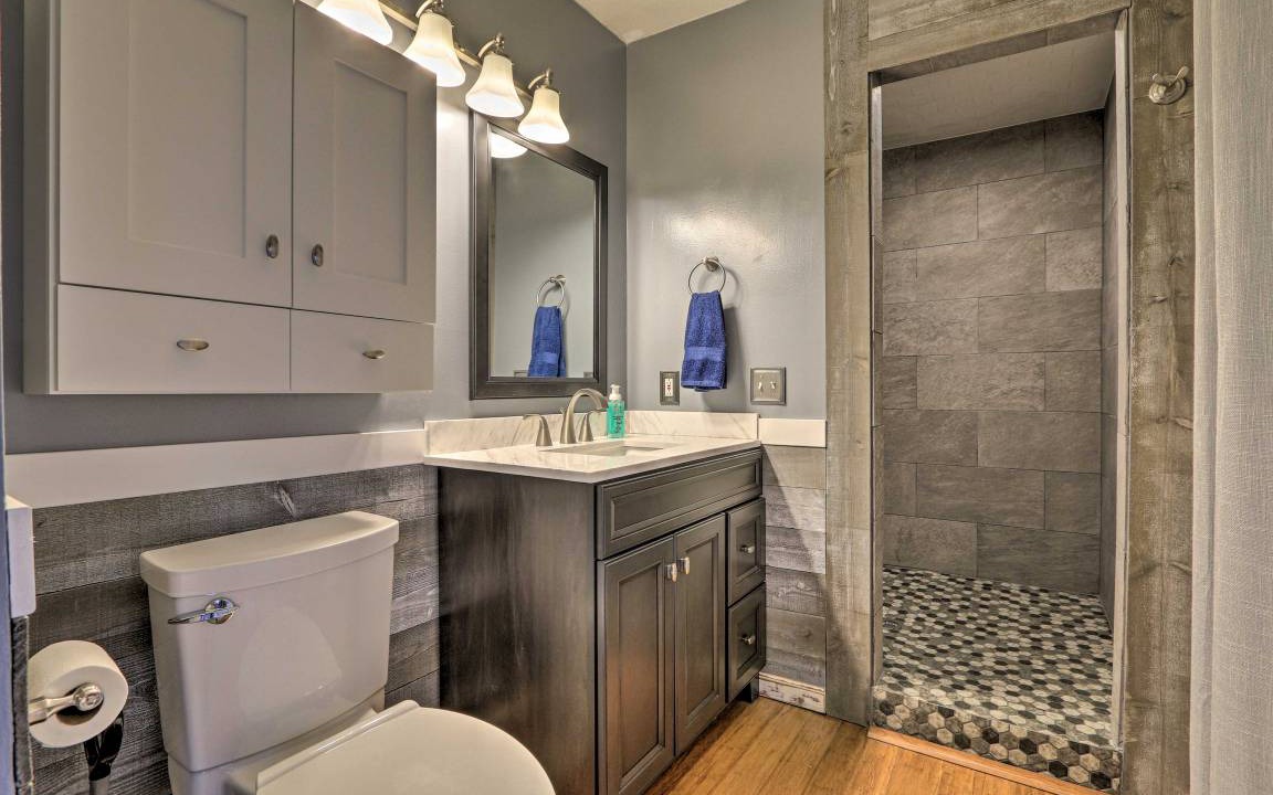 Photo of Bathroom in Lakeview