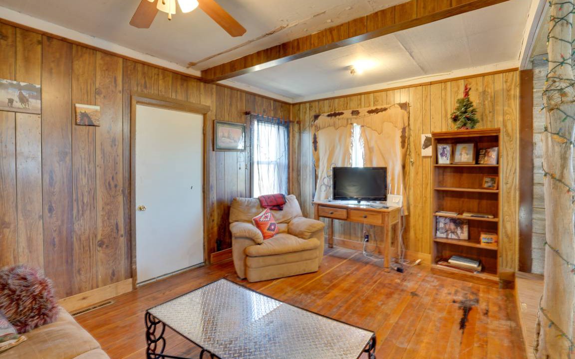 Photo of Livingroom in Lindsay
