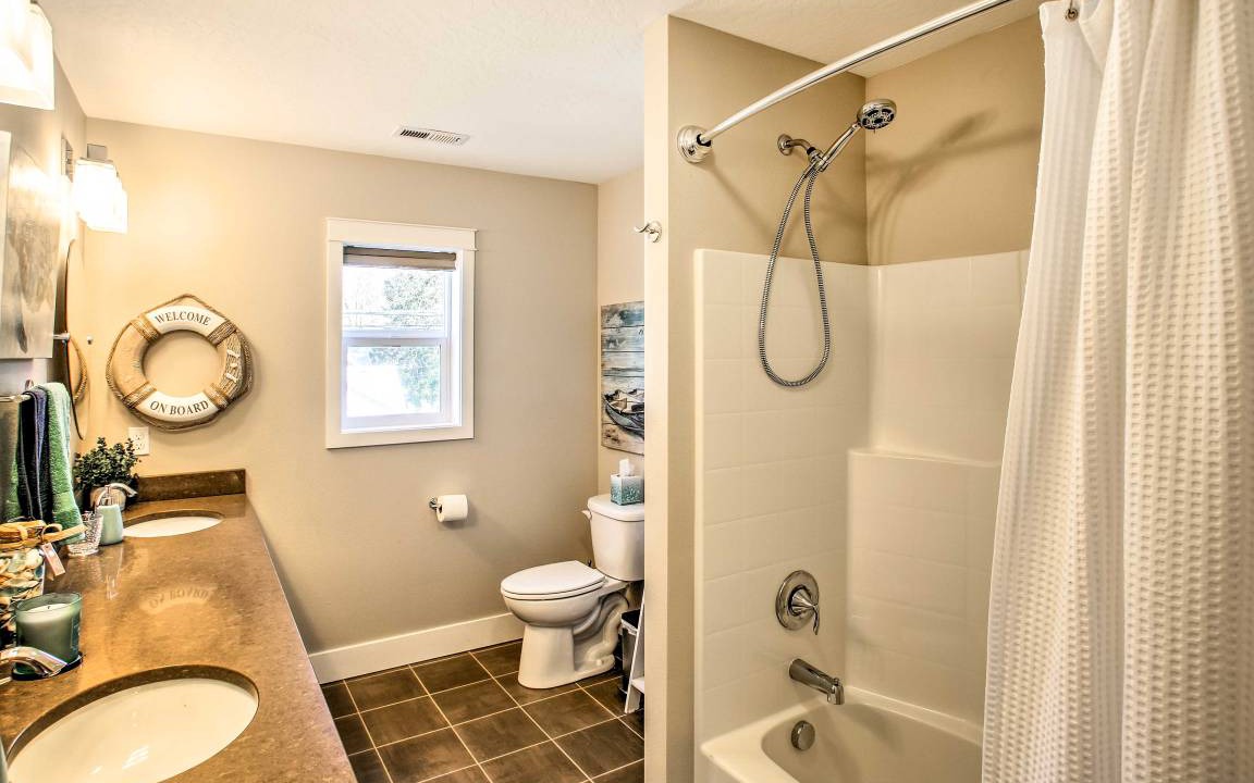 Photo of Bathroom in Garden District