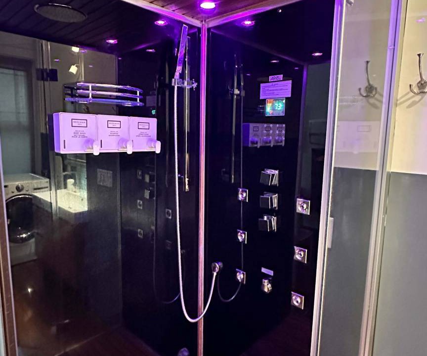 Photo of Bathroom in Graduate Hospital