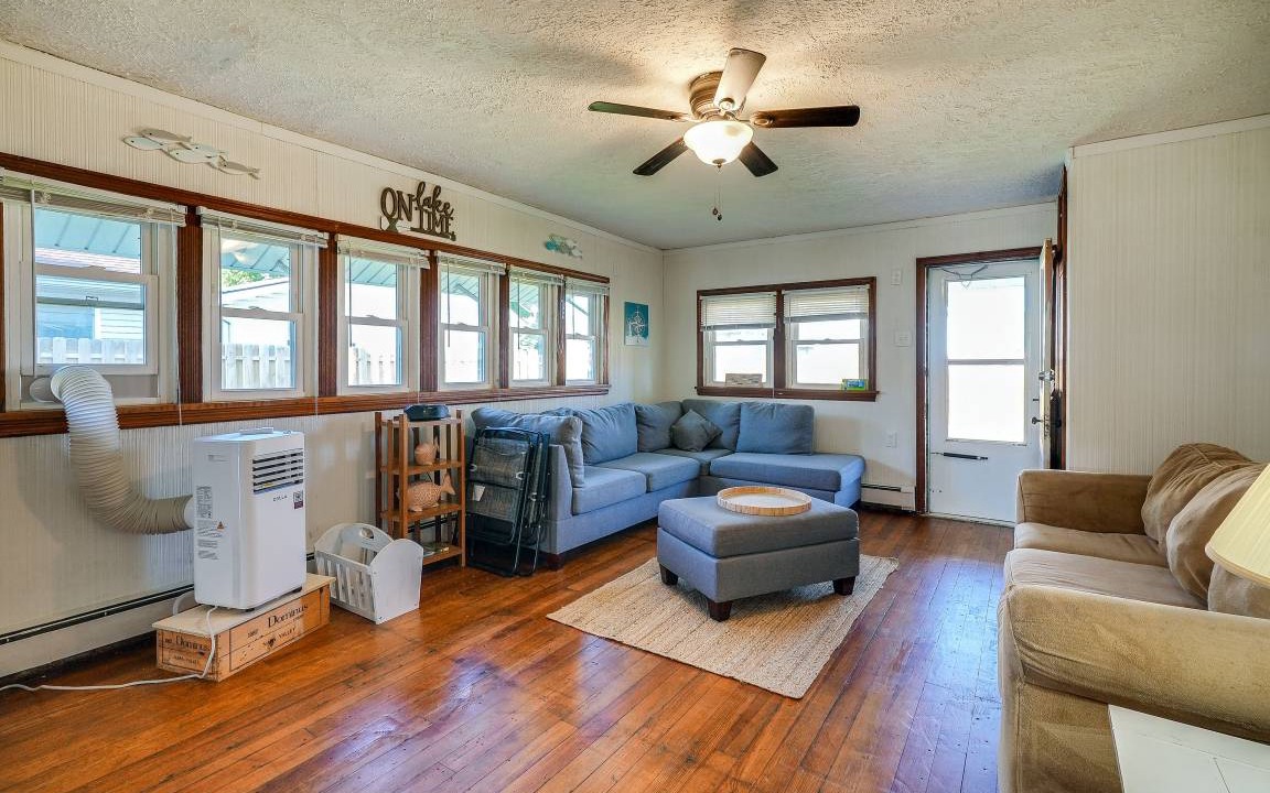 Photo of Livingroom in Russells Point
