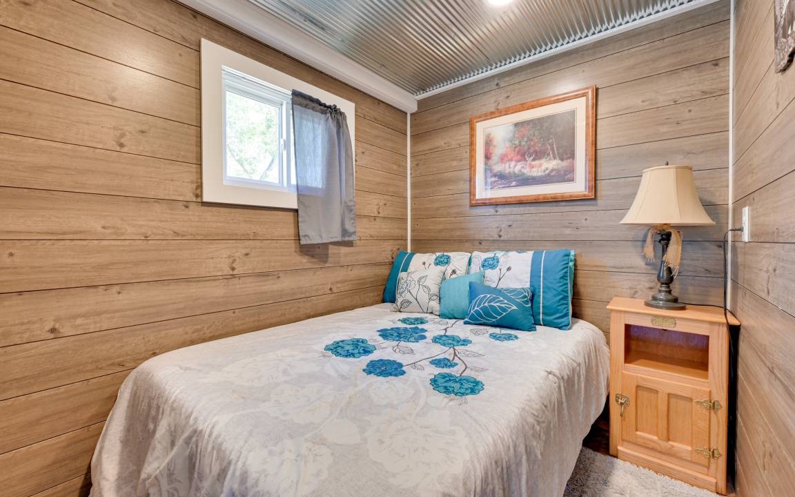 Photo of Bedroom in Austinville