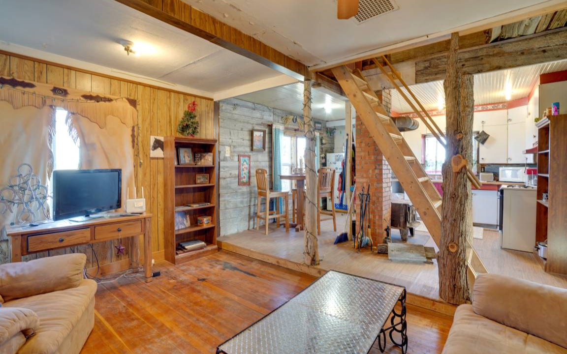 Photo of Livingroom in Lindsay