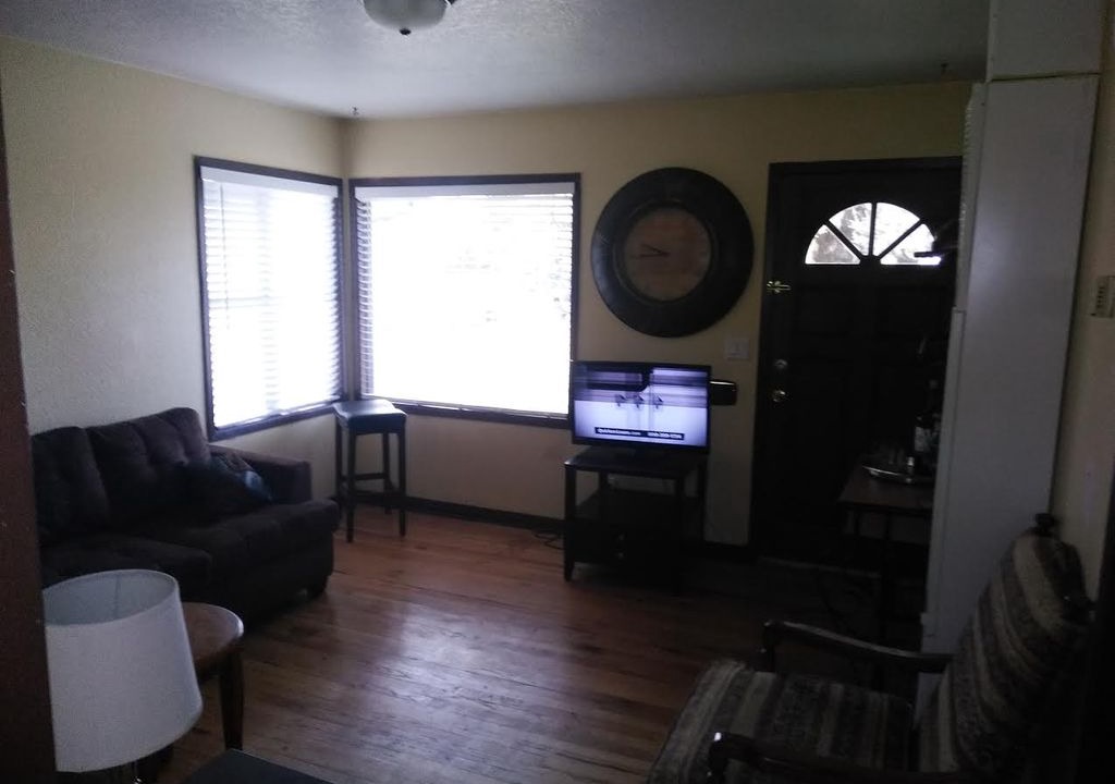 Photo of Livingroom in Depot Bench