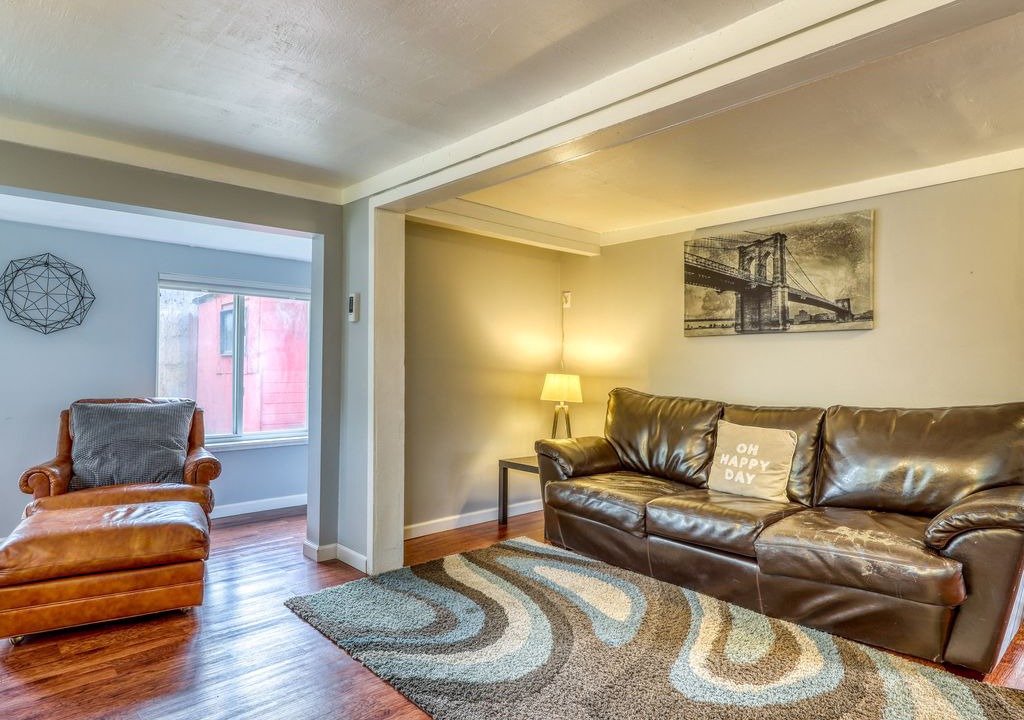Photo of Livingroom in Depot Bench
