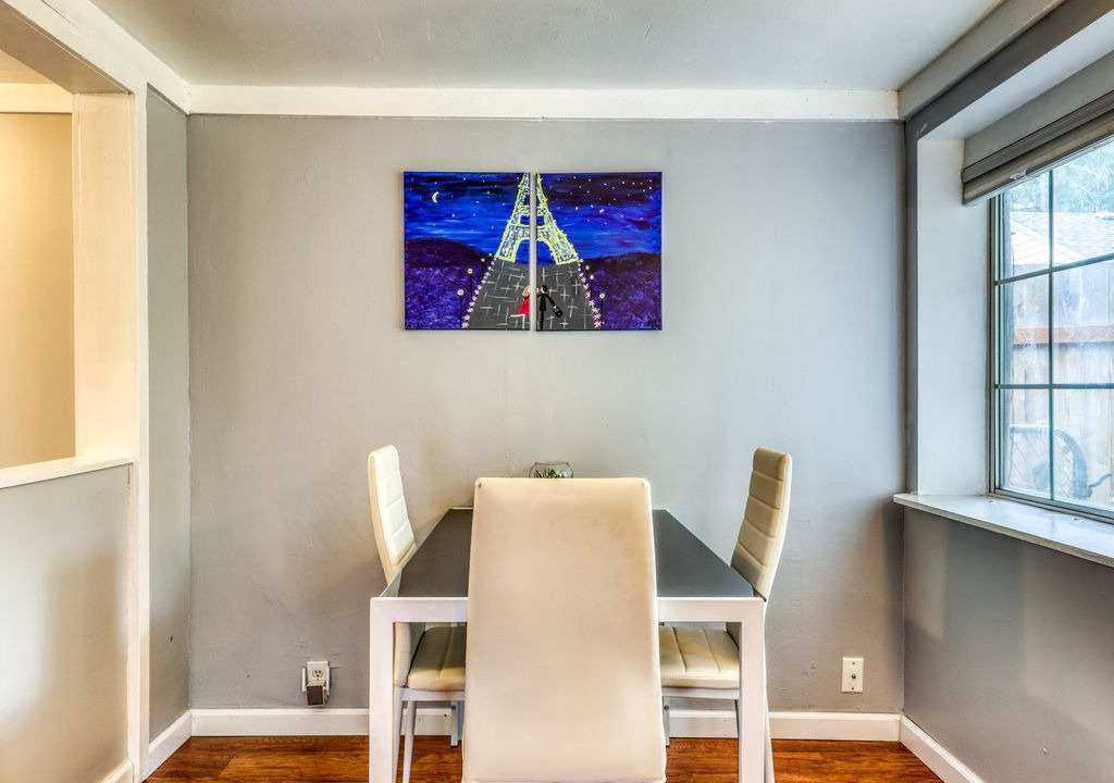Photo of Livingroom in Depot Bench