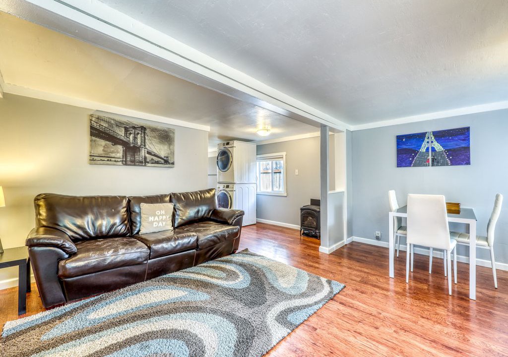 Photo of Livingroom in Depot Bench