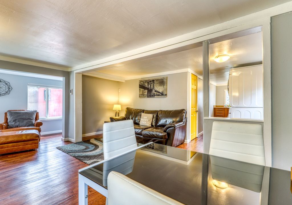 Photo of Livingroom in Depot Bench