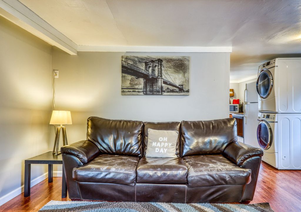 Photo of Livingroom in Depot Bench