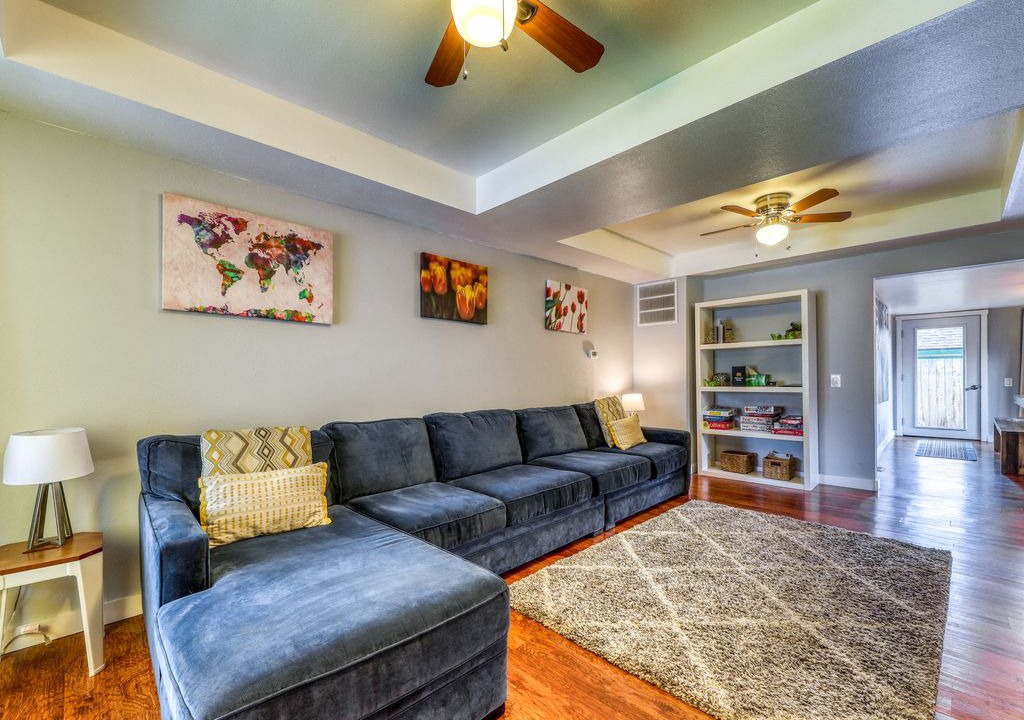 Photo of Livingroom in Depot Bench