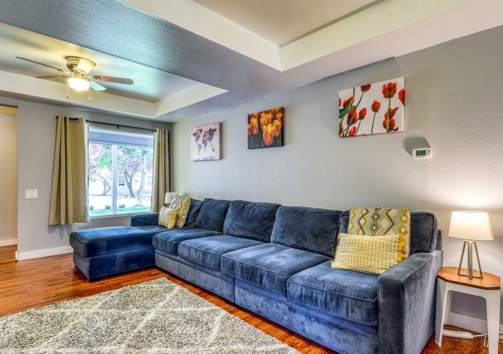 Photo of Livingroom in Depot Bench