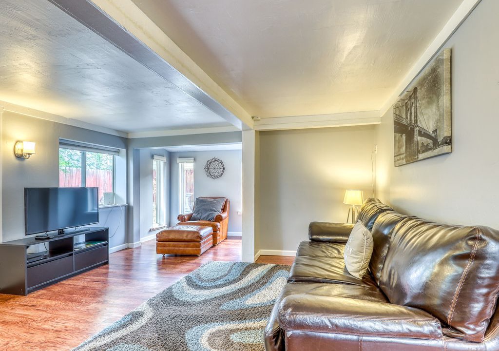Photo of Livingroom in Depot Bench