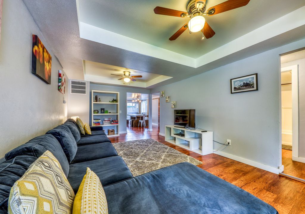 Photo of Livingroom in Depot Bench