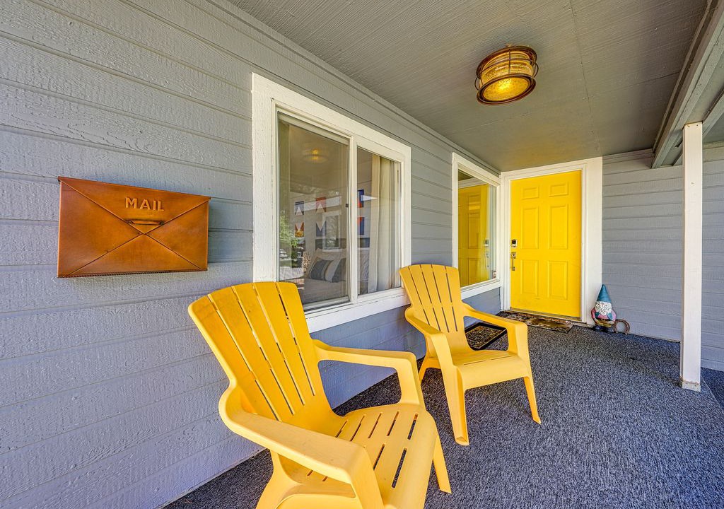 Photo of Livingroom in Depot Bench