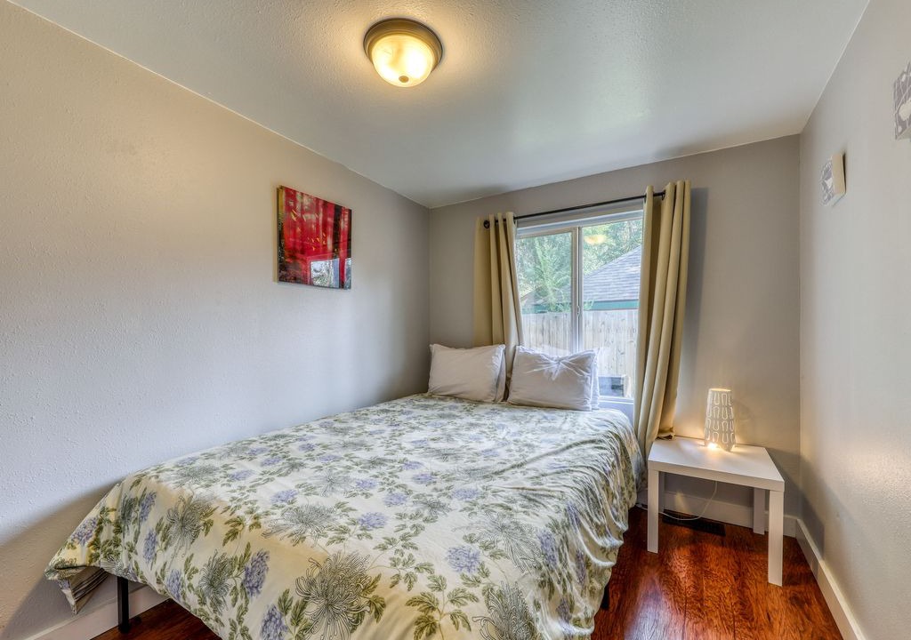 Photo of Bedroom in Depot Bench