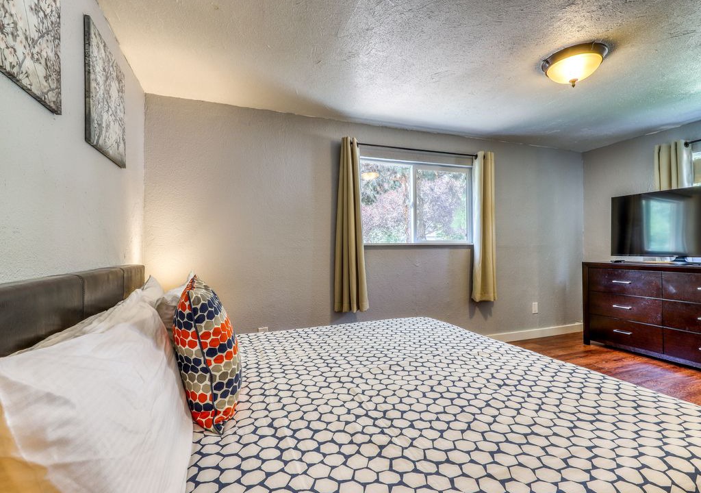 Photo of Bedroom in Depot Bench
