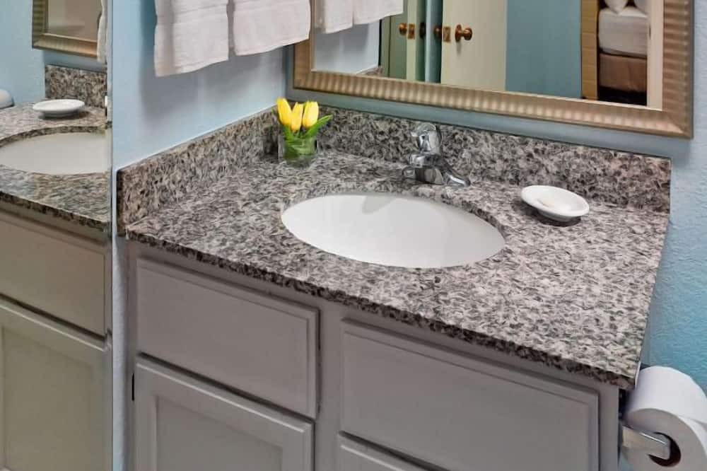Photo of Bathroom in White Station