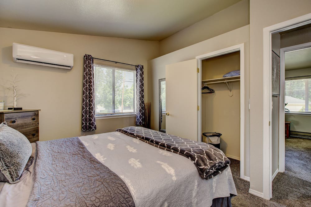 Photo of Bedroom in Depot Bench