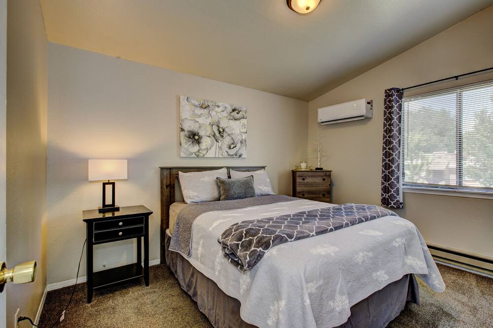 Photo of Bedroom in Depot Bench