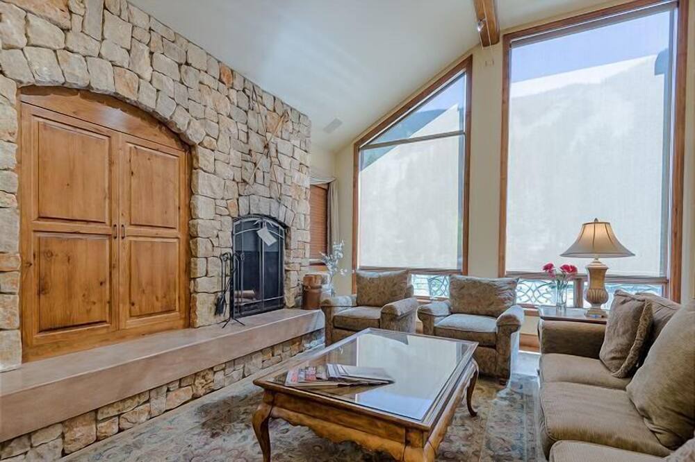 Photo of Livingroom in Warm Springs
