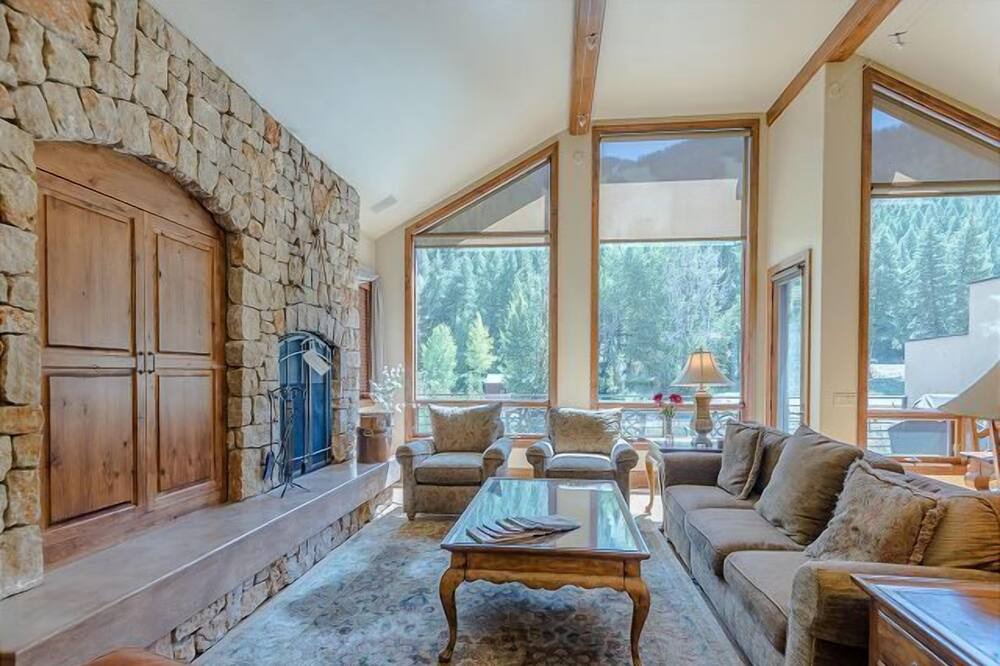 Photo of Livingroom in Warm Springs
