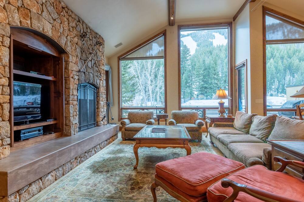 Photo of Livingroom in Warm Springs