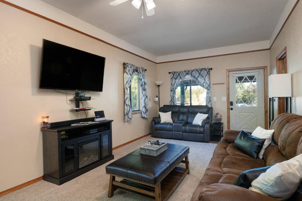 Photo of Livingroom in Franklin to the Fort