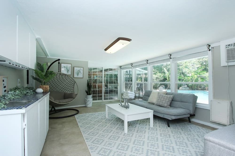 Photo of Livingroom in Spring Branch Central