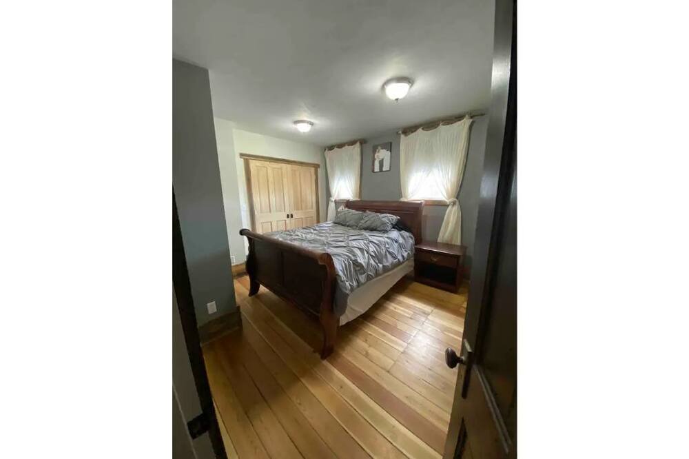 Photo of Bedroom in Simms